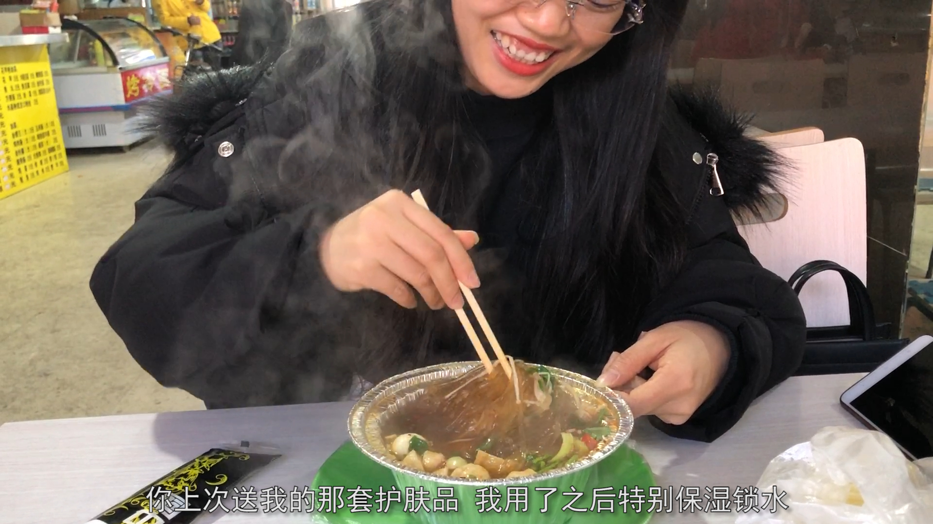 小婉认真体验完送给她的护肤品之后,开心地跟我说使用效果真心好